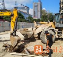 大鸡吧插小穴的网站免费高温下的坚守｜道路建设者用汗水铺就畅通路